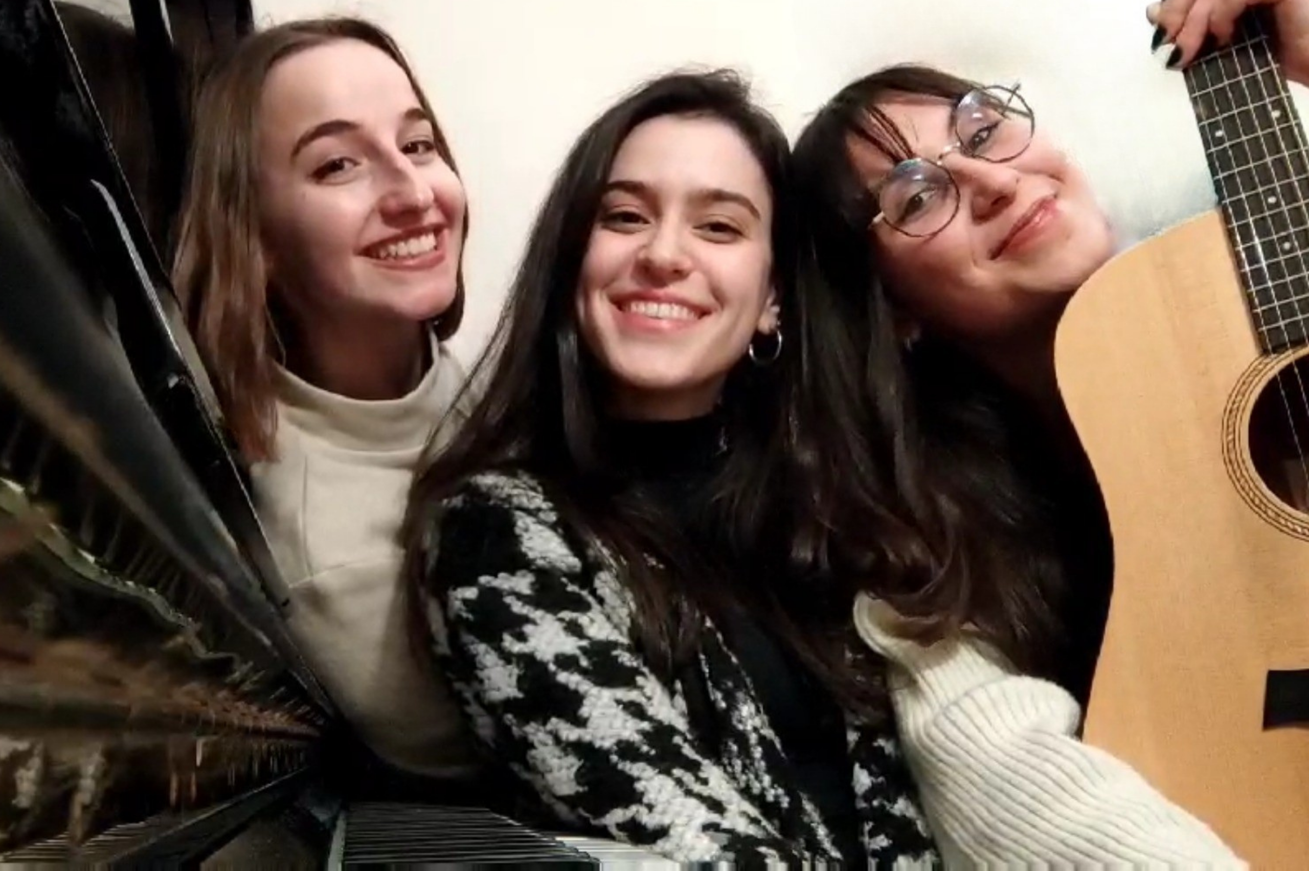 ΜΕΛΙΝΑ ΚΑΡΑΪΣΚΑΚΗ – ΝΑΓΙΑ ΛΥΡΑ – ΣΟΦΙΑ ΣΑΚΚΗ "Τρία κορίτσια, τρεις φωνές"